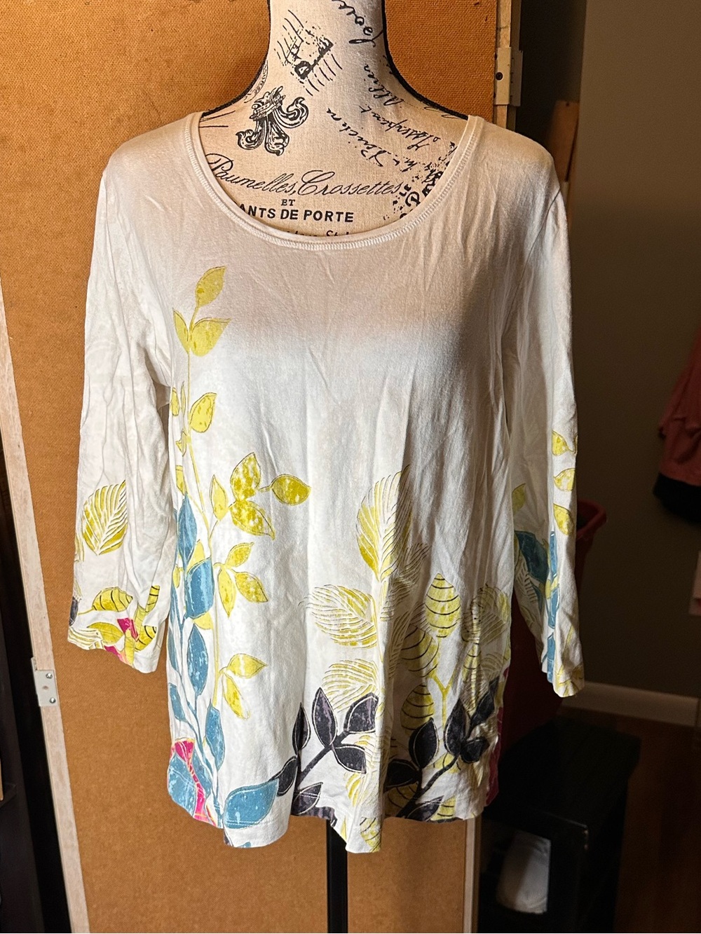 Chico’s  White Floral Scoop-Neck 3/4 sleeve Top size2